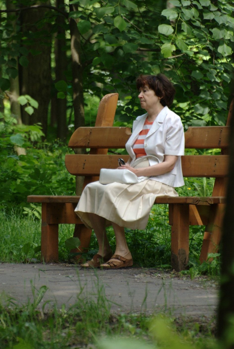 落ち込んでいる女性の画像