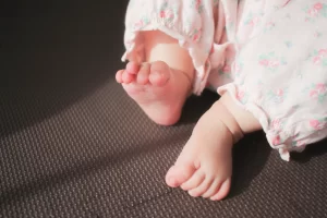 むっちむちの赤ちゃんの両足の写真素材